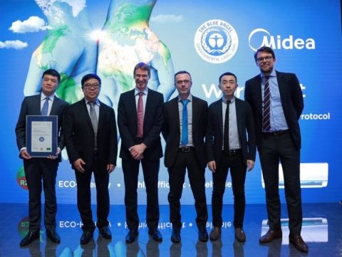 Midea RAC representatives took photo with German Federal Ministry for the Environment. (Photo: Business Wire)