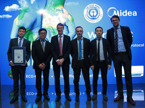 Midea RAC representatives took photo with German Federal Ministry for the Environment (Photo: Business Wire)