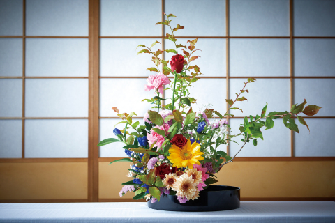 Learn the insight of Japanese flower arrangement "Ikebana" and try making your own masterpiece (Photo: Business Wire)