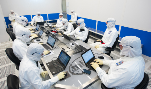 Intel operations leaders gather for the daily "8:20" – a morning huddle inside Fab D1X to ensure that the Hillsboro, Oregon, chip factory is running smoothly. Up to 30 people may squeeze into this room to confer on factory tool status, parts availability, operating forecasts, experts who may be needed or other urgent issues. The fab – the size of four football fields – runs 24/7/365. (Credit: Walden Kirsch/Intel Corporation)