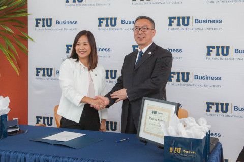 Joanne Li, Dean, FIU Business, and KOU Wenyu, Dean, Research Institute for Qingdao, enter into an academic partnership. (Photo: Business Wire)