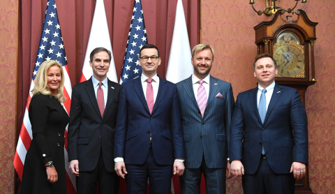 From left to right: Sarah Chamberlain, Ambassador Paul W. Jones, Prime Minister Mateusz Morawiecki, Chris Jamroz, Konrad Salaber (Photo: Business Wire)
