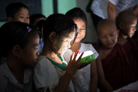緬甸的小學生們對松下太陽能燈發出的亮光感到興奮（照片：美國商業資訊）