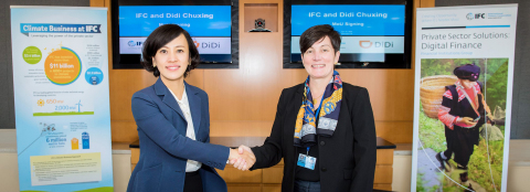 Jean Liu, President of DiDi, signed the MOU with Stephanie von Friedeburg, COO of IFC (Photo: Business Wire)