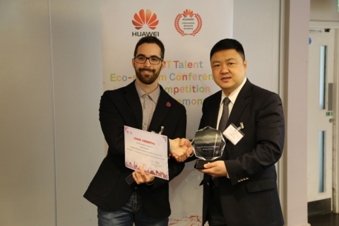 Mr. Robert Yang, Vice President of Huawei Western Europe EBG, presents the first prize award to Mattia Silvestrini from Marche Polytechnic University (Photo: Business Wire)