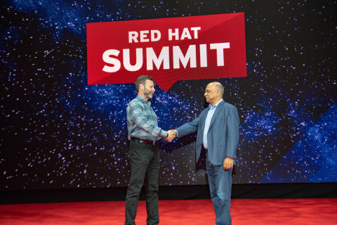 Red Hat's Paul Cormier, IBM's Arvind Krishna extend the two company's decades-long collaboration to the hybrid cloud. (Photo: Business Wire)