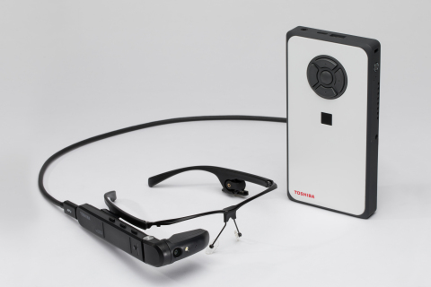 The dynaEdge AR Smart Glasses are Toshiba's first completely wearable AR solution to combine the power of a Windows 10 Pro PC with the robust feature set of industrial-grade smart glasses. Toshiba's new AR solution includes the dynaEdge DE-100 Mobile Mini PC, dynaEdge AR100 Head Mounted Display (HMD), Lens-Less Frame, USB-C™ Cable with Cable Clip and carrying case. (Photo: Business Wire)
