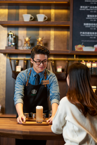 星巴克探索之旅在中国具体体现为本地策划的门店体验。星巴克中国宣布，通过不断提升的第三生活空间体验、数字化关系及日益扩展的渠道发展，预计其营业收入将达到三倍以上，营业利润将达到两倍以上。（照片：美国商业资讯）