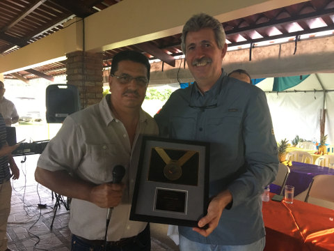 Raul Martinez (right), General Manager of Dole Standard Fruit de Costa Rica, receives a plaque from Jose Miguel Ramirez, General Manager of Recyplast, in recognition of the contribution of Dole's banana plantations in the correct handling, storage, and provision of field plastic waste.