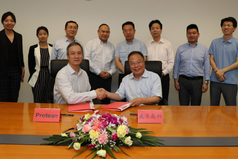 Weifu Chairman Chen Xuejun and Protean CEO Kwok-yin Chan signing the closing documents, with representatives from Oak Investment Partners, Weifu and Protean (Photo: Business Wire)
