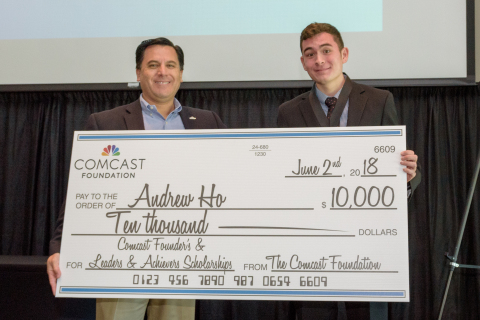 Andrew Ho, right, of Portland's Cleveland High School receives $10,000 Comcast Founders Scholarship from Rodrigo Lopez, Regional Senior Vice-President of Comcast Oregon/SW Washington. Ho plans to attend USC to study International Relations. (Photo: Business Wire)