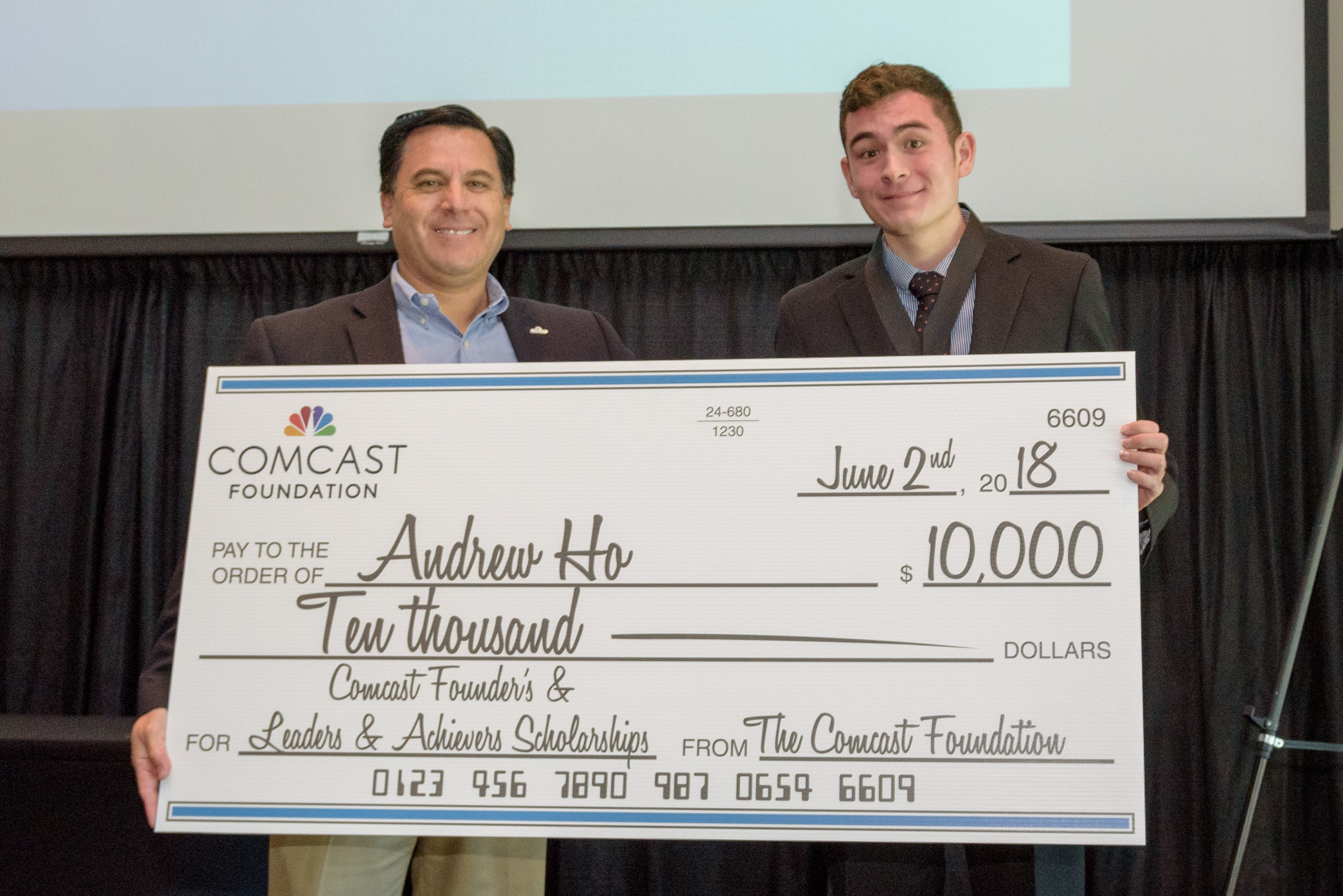 Comcast Nbcuniversal Awards 78 000 In Scholarships To 60 Oregon Sw Washington High School Seniors Business Wire