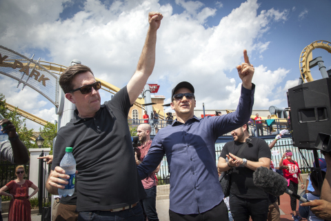 (L-r) ED HELMS and JEREMY RENNER at Six Flags Over Texas after successfully breaking the Guinness World Records title for the largest game of freeze tag. (Photo: Kim Leeson)