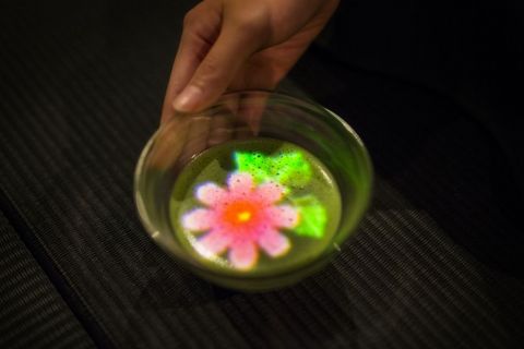 5. EN TEA HOUSE - 小さきものの中にある無限の宇宙に咲く花々/ Flowers Bloom in an Infinite Universe inside a Teacup (teamLab, 2016, Interactive Digital Installation, Endless, Sound: Hideaki Takahashi) （写真：ビジネスワイヤ）
