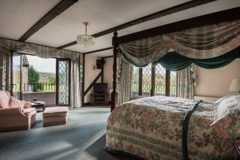 Одна из спален особняка миллионера в Англии. (Фотография: Business Wire)