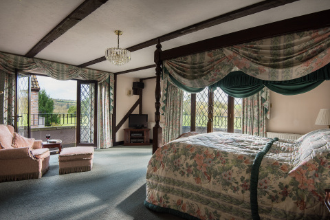 
One of the bedrooms at the Millionaire Mansion, England. (Photo: Business Wire)