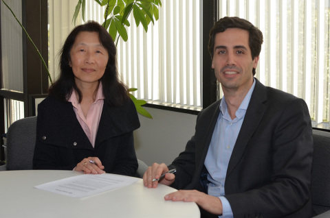 UC Berkeley Extension Dean Diana Wu (left) with Global Alumni CEO and Founder Pablo Rivas (Photo: Business Wire)