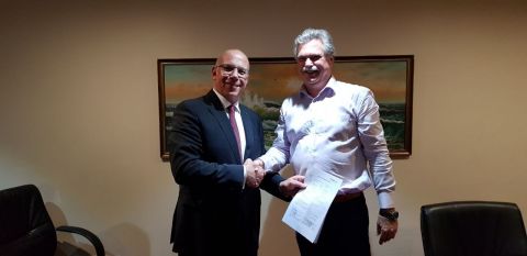 Harm Ploeger, President Africa at Red Sea Housing (right) and Dr. Alexander Harpe, Chief Sales Officer at Redavia signing contract (Photo: Business Wire) 