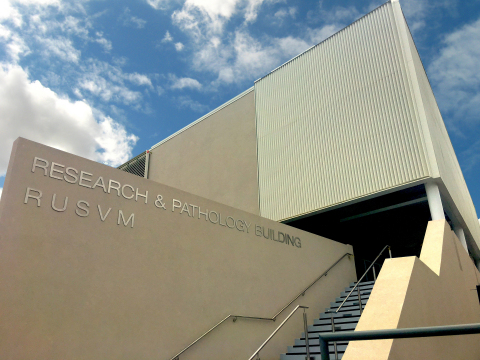 La Facultad de Medicina Veterinaria de Ross University Inaugura un Edificio de Investigación y Patología