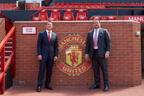 Дэвид Колер, главный исполнительный директор Kohler Co., и управляющий директор группы Manchester United Ричард Арнольд в "Олд Траффорд" (Фото: Business Wire)
