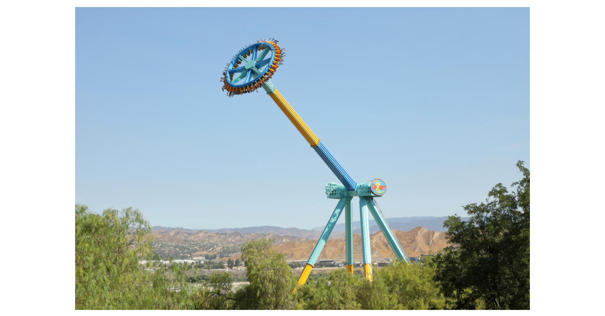 Worlds Tallest Pendulum Ride Crazanity Debuts At Six Flags Magic