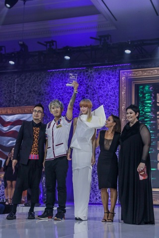 Edison Lu is presented with the Creative Vision USA Gold award by Sherman Wong, Education Director Canada; Jessica Guastella, Senior Manager Portfolio Education North America; and Carole Protat, Senior Director Brand Education North America. (Photo: Business Wire)