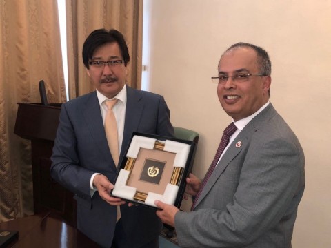 The Al-Farabi Kazakh National University (KazNU) Rector, Professor Galimkair Mutanov, of the Republic of Kazakhstan and the American University of Ras Al Khaimah (AURAK) President, Professor Hassan Hamdan Al Alkim, exchange a gift to commemorate their universities uniting in an MoU agreement. (Photo: AETOSWire)