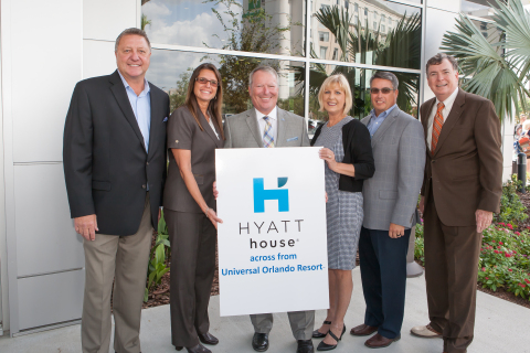 From L-R: Summit Hotel Properties Chief Operating Officer and Executive Vice President Craig Aniszewski; Hyatt Senior Vice President of Operations Susan Santiago; Orlando Mayor Buddy Dyer; Hyatt House across from Universal Orlando Resort(TM) General Manager Nina Shirk; Summit Hotel Properties Vice President of Asset Management Trent Peterson; and City of Orlando District 3 Commissioner Robert Stuart (Photo: Business Wire)