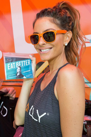 Rally Health Ambassador Maria Menounos, who hosted today's "Rally on the Road" event in Los Angeles, offered participants health-related gift packs to spread the message about eating better for better health. (Photo: Business Wire)