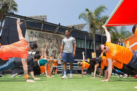 Personal trainer Ron "Boss" Everline, whose celebrity clients include Rally Health Ambassador Kevin Hart, led group workouts at the "Rally on the Road" event today in Los Angeles to demonstrate simple exercises that can be done anywhere, anytime to improve health. (Photo: Business Wire)