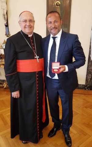 Dr. Andy Khawaja, CEO of Allied Wallet, was awarded a “Medal of Goodness” on behalf of the Vatican by Leonardo Sandri. (Photo: Business Wire)