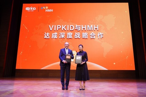 VIPKid CEO Cindy Mi and HMH SVP Samuel Bonfante at the signing ceremony on August 28, 2018 (Photo: Business Wire)