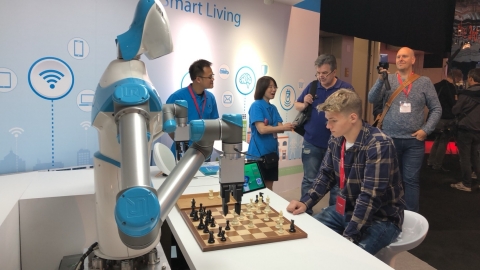 ITRI's IVS robot plays a match of chess with an IFA visitor. (Photo: ITRI)