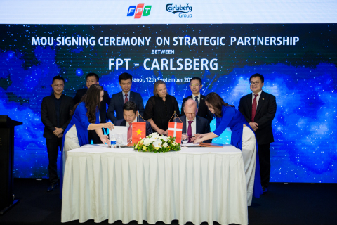 FPT and Carlsberg sign the agreement to establish global partnership. (Photo: Business Wire)