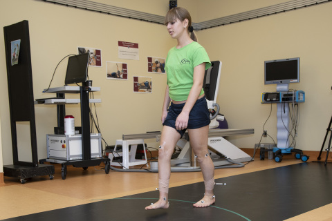 Felicia walks in the Motion Analysis Centre at Shriners Hospitals for Children - Canada during a Consortium to develop the largest multisite database of motion analysis statistics. (Photo: Business Wire)