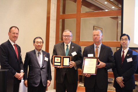 Mr. Masakazu Tokura (President of SCC) presenting the Sumika Sustainable
Solutions award to Pace International. From left to right: Mr. Andy Lee
(President & CEO of Valent USA), Mr. Masakazu Tokura (President of SCC),
Mr. Roberto Carpentier (COO & EVP of Pace International), Mr, Ted Melnik
(President of Pace International and EVP & COO of Valent BioSciences), and
Mr. Hirokazu Murata (Associate Office of SCC) (Photo: Business Wire)