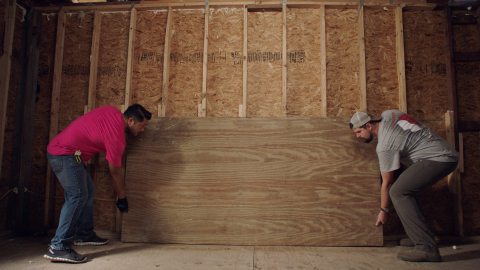 En septiembre, los empleados de T-Mobile unieron fuerzas con Team Rubicon para reconstruir viviendas ... 