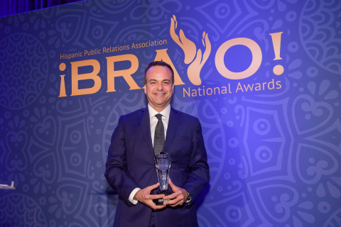 Jorge A. Plasencia, Republica Havas co-founder, chairman and CEO, receives the HPRA's top honor – the 2018 ¡BRAVO! Pioneer of the Year Award. (Photo: Business Wire)