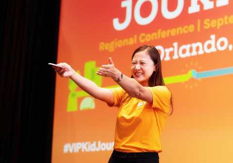 VIPKid Founder and CEO Cindy Mi addresses crowd of over 400 teachers and students celebrating VIPKid's five year anniversary in Orlando, Florida. (Photo: Business Wire)