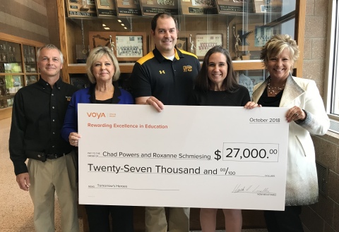 Kevin Acquard, principal of New London-Spicer High School, along with Chad Powers and Roxanne Schmiesing, Voya's 2018 Unsung Heroes program first place winners, stand with Cherie Farinacci and Debbie Vichot, regional vice presidents, Tax-Exempt Markets for Voya Financial with the $27,000 grant award.(Photo: Business Wire)