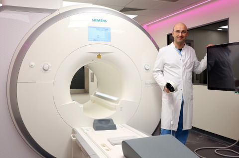 Dr. Christopher Piorkowski in the newly installed iCMR lab at the Heart Center Dresden. (Photo: Hear ... 