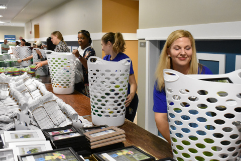 UnitedHealthcare employees join community partners to help assemble welcome baskets for new residents of Jefferson Oaks (Photo: Nick Azzaro).