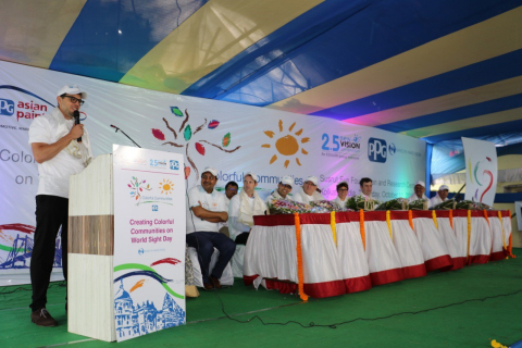 Alberto Bleda-Merino, International Sourcing VP, Essilor, addresses volunteers during the PPG Colorf ... 