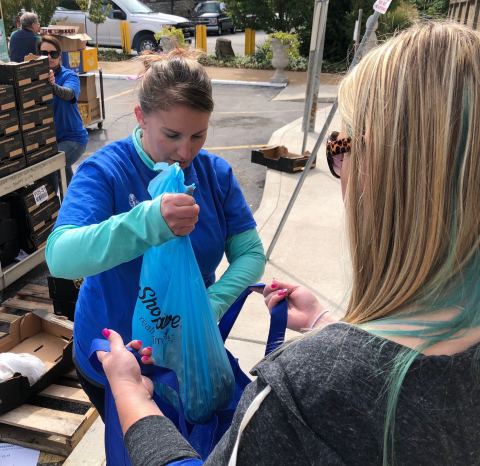 World Finance employee Chastity Martin volunteers at a mobile food pantry held in St. Louis on October 16, 2018, which is World Food Day. She and other volunteers from World Finance joined the St. Louis Area Foodbank to offer the event. World Finance donated $75,000 on World Food Day to Feeding America affiliates serving the areas of St. Louis, New Orleans and its headquarters city of Greenville, SC. (Photo: Business Wire)