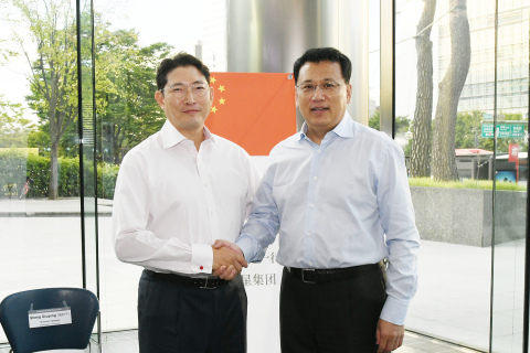 Chairman Hyun Joon Cho of the Hyosung Group (left) met with Yuan Jia Jin, governor of Zhejiang Provi ... 
