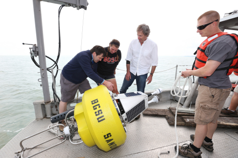 Dr. Robert M. McKay and Dr. George Bullerjahn review data from buoy on Lake Erie (Photo: Business Wire) 