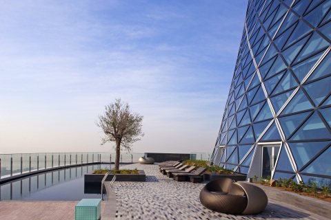 Outdoor pool of the newly opened Andaz Capital Gate Abu Dhabi (Photo: Business Wire)