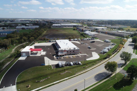 The new Ryder facility, located at 510 South Tyler Road, St. Charles, IL 60174, offers customers convenient access to the major trucking highway IL-64, connecting the area to I-355 and I-88. (Photo: Business Wire)

