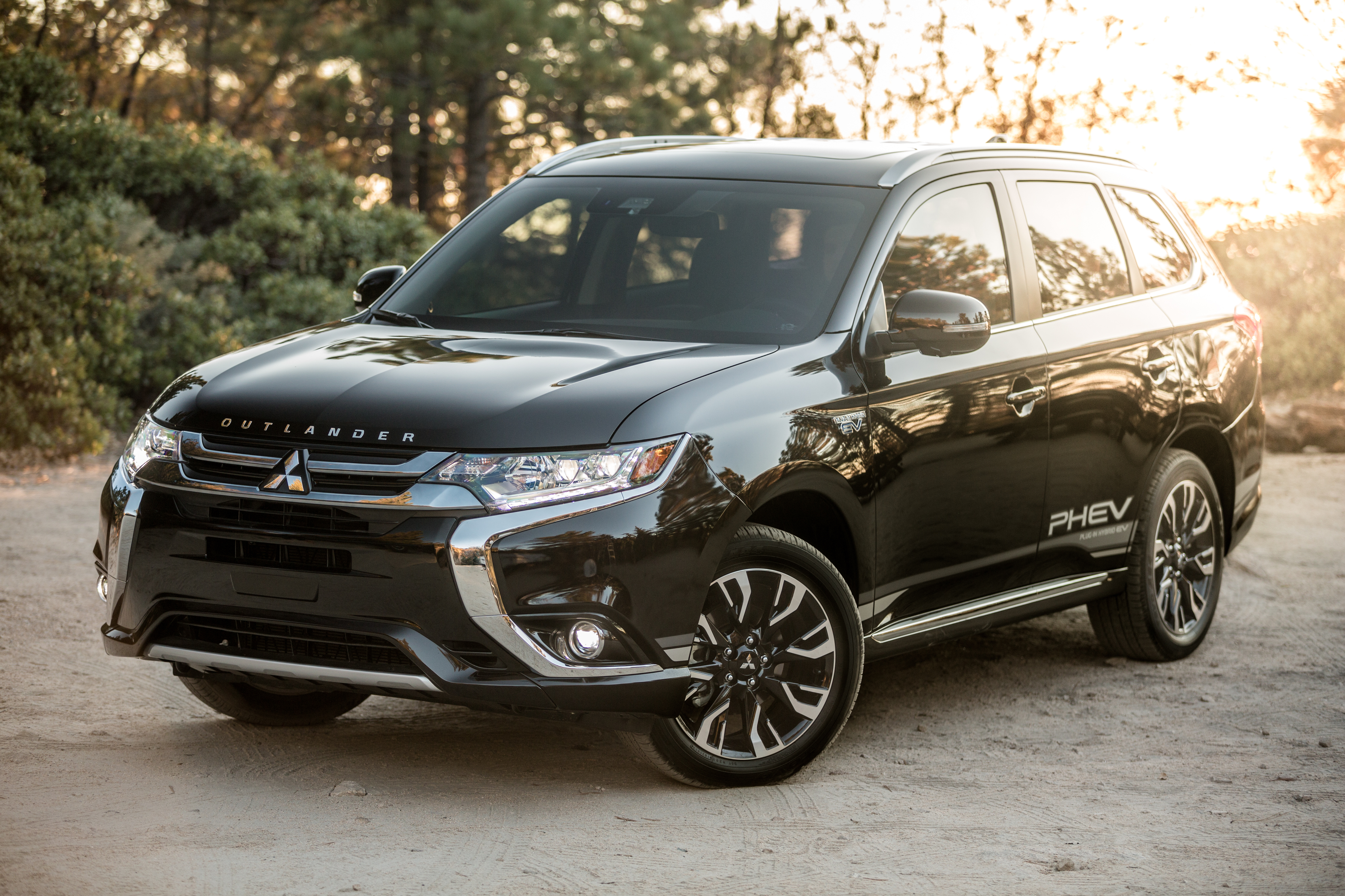 Outlander PHEV Named a Finalist for Green Car Journal's 2019 Green SUV of the Year® Award | Wire