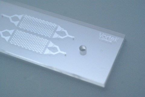 Mikrofluidischer Kunststoffchip hergestellt von STRATEC Consumables (Photo: Business Wire)